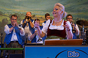 Anstich am 31.08.2013 durch OB Gabriele Bauer mit 2 Schlägen (©Foto: Martin Schmitz)